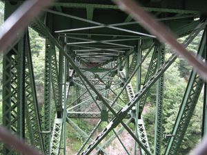 intertwinded bridge struts
