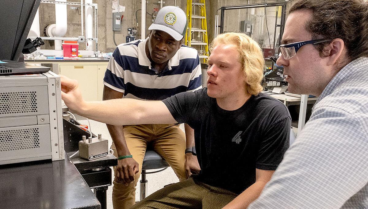 Electrical Engineering Students use Equipment in the CEMS Semiconductor Lab
