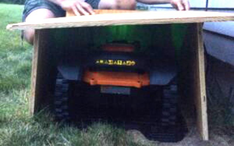 Boards around Mo, the robotic mower
