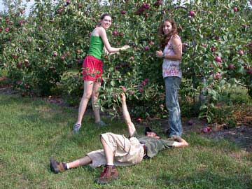 Hort club members picking apples