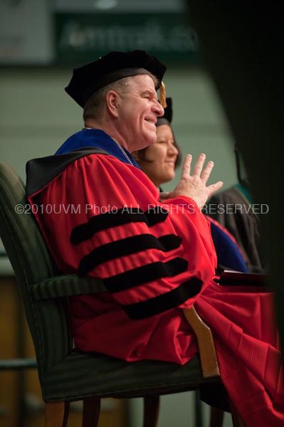 20101218_DecGrad-75