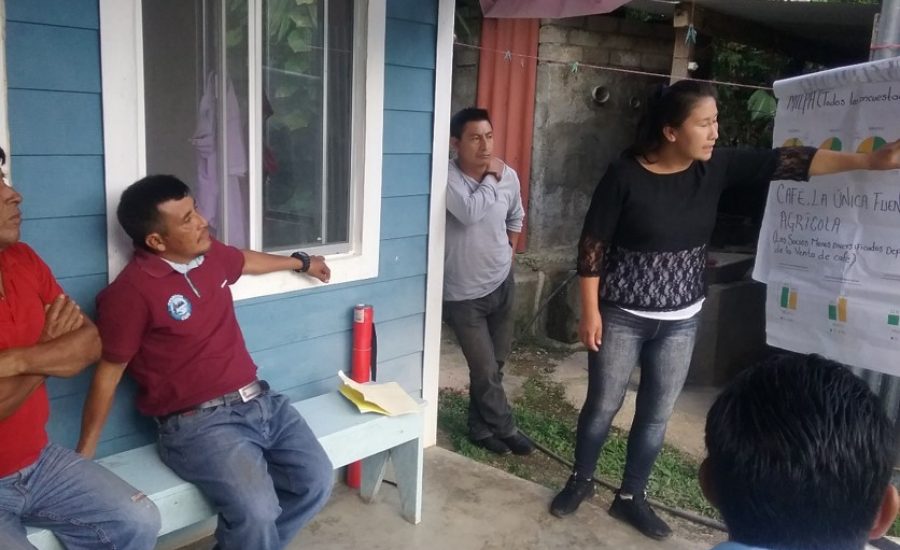 Community facilitators Inés and Caralampio sharing findings from a survey in Puerto Rico, Chiapas, Mexico (2018). Photo: Alejandra Guzmán Luna