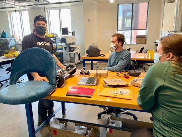 A quick brainstorming session in the CBI lab (Photo credit: Tamra Yandow).