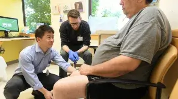 3 people leg exam