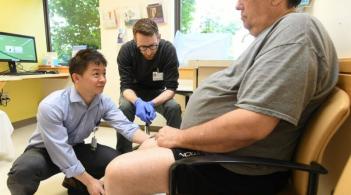 3 people leg exam