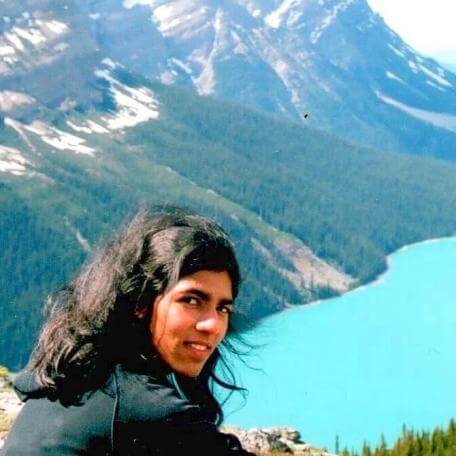 Naya by a turquoise mountain lake