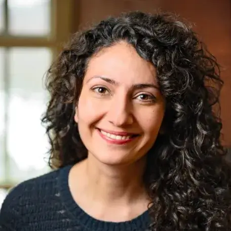 Nina Safavi headshot