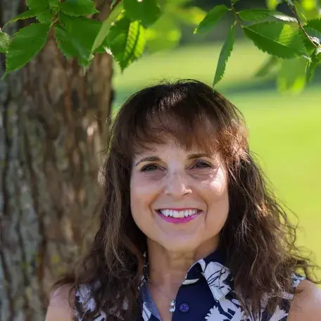 Abbys headshot with tree in background