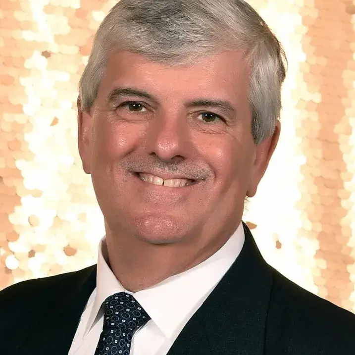 headshot of Roy Desrochers