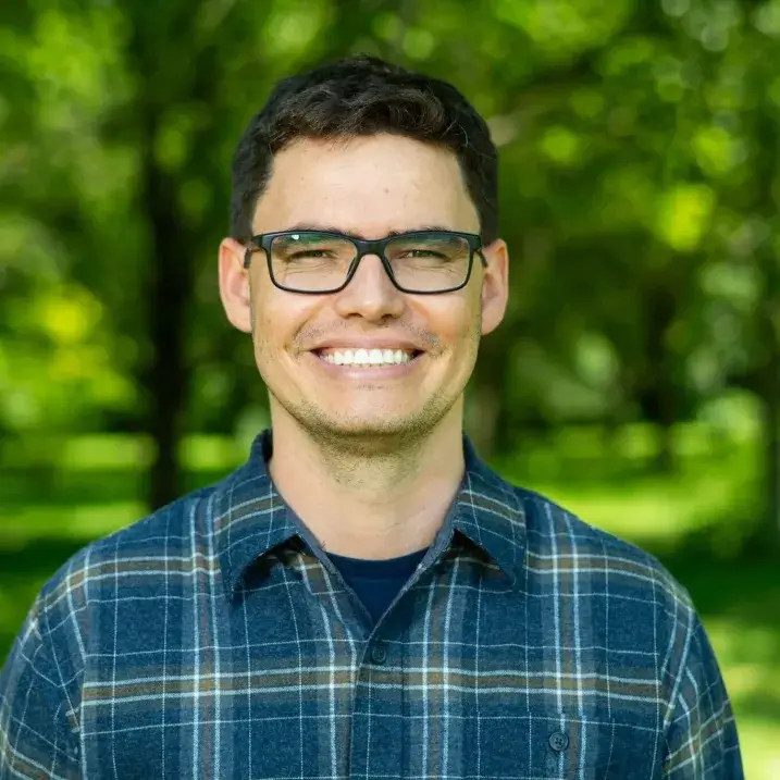 Headshot of Tadeu outside at the CALS Hort Farm