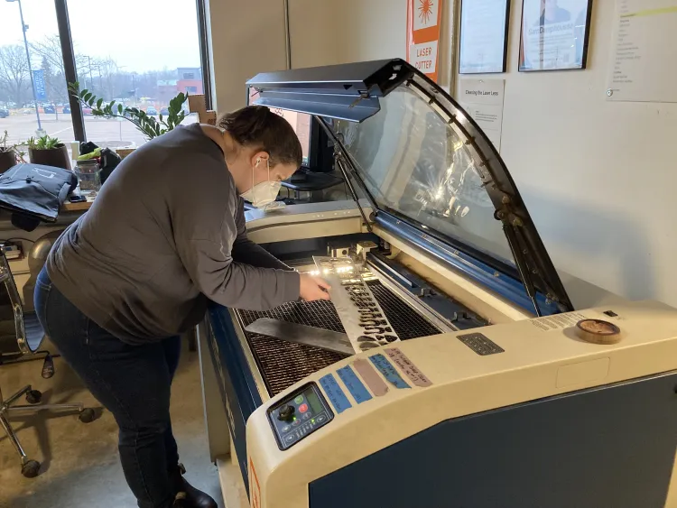 A Generator member uses the laser cutting machine for jewelry