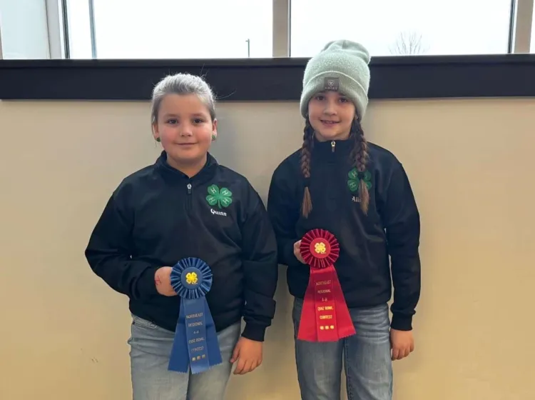 2 kids with prize ribbons