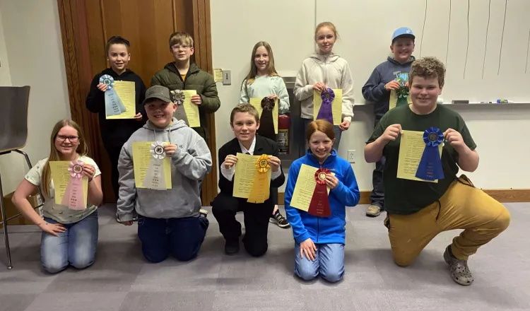 4-H'ers displaying ribbons