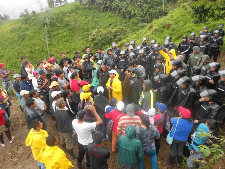 Intag activists stand off against the Ecuadorian police