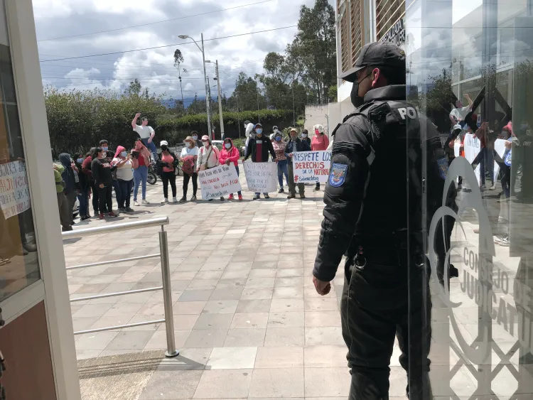 police at the courthouse with protestors