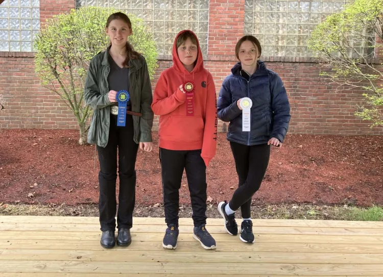 3 4-h'ers displaying ribbons