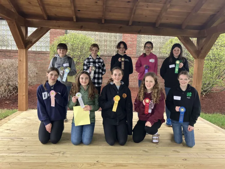 10 4-h'ers displaying ribbons