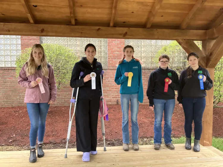 5 4-h'ers displaying ribbons