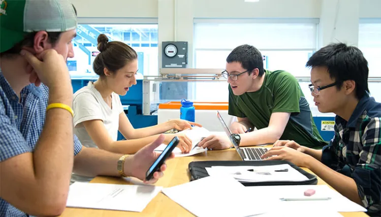 ME students collaborate on a project in the Fluids Lab