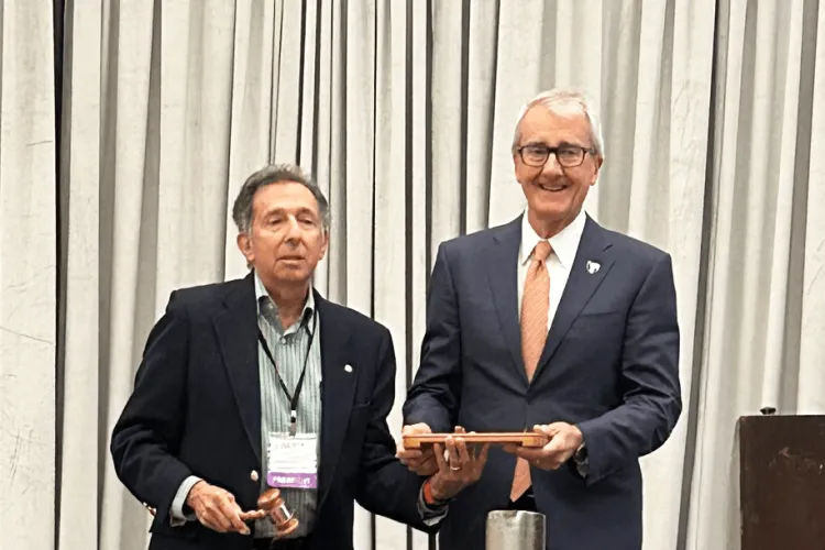 2 people at an award ceremony