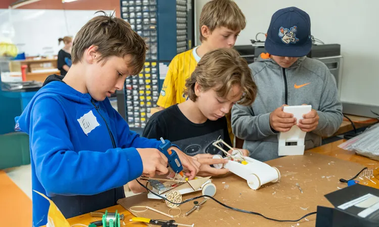 summer camp students work on their maker projects