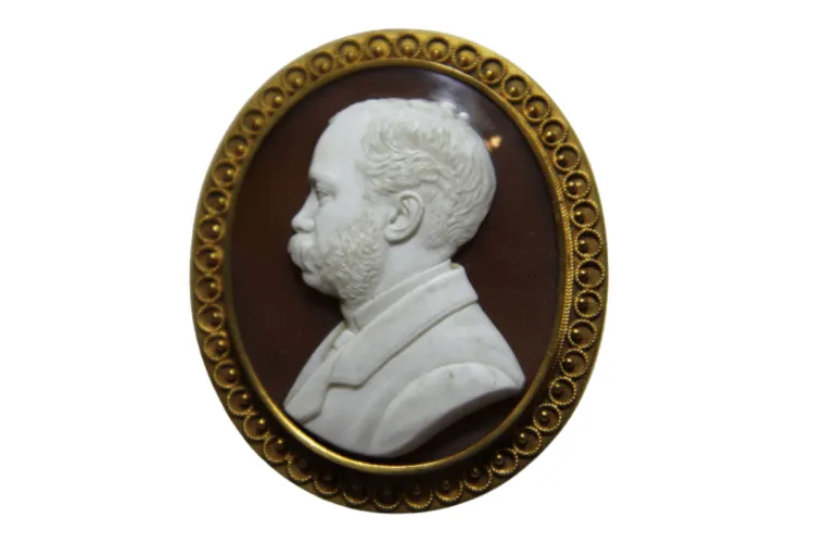 Cameo portrait of Robert Hull Fleming encirlced in red and gold