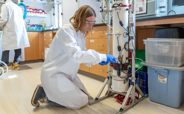 Rachel Goodwin working in the EMERG lab
