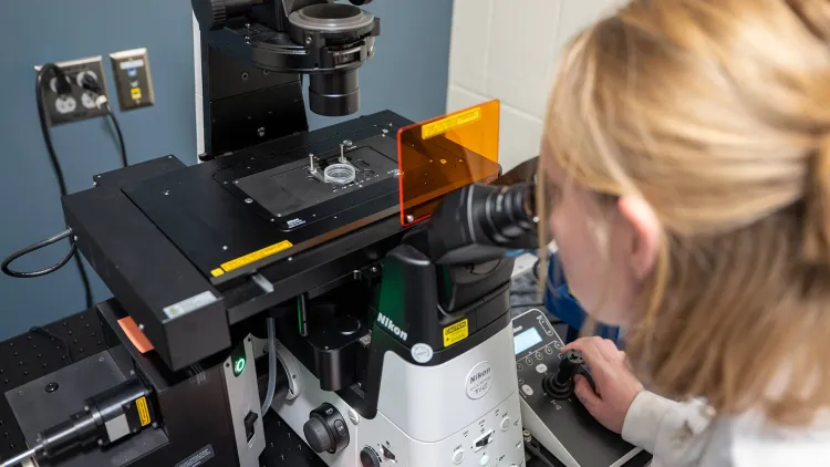 PhD student Libby Murphy works with the Multiscale Bioengineering Lab's new atomic force microscope.