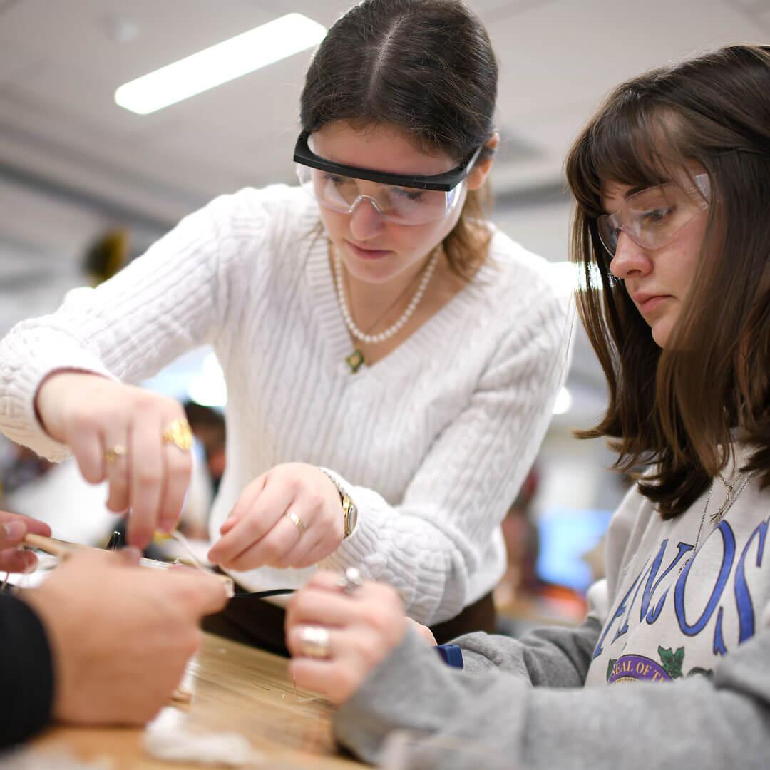 First Year CEMS Students Collaborate on an Engineering Challenge