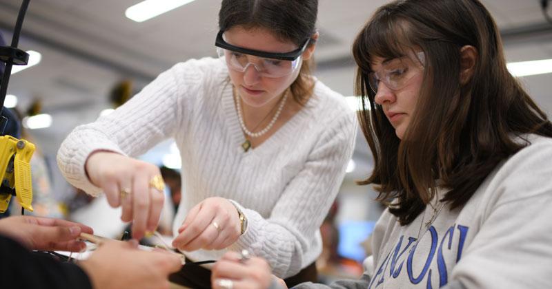 First Year CEMS Students Collaborate on an Engineering Challenge