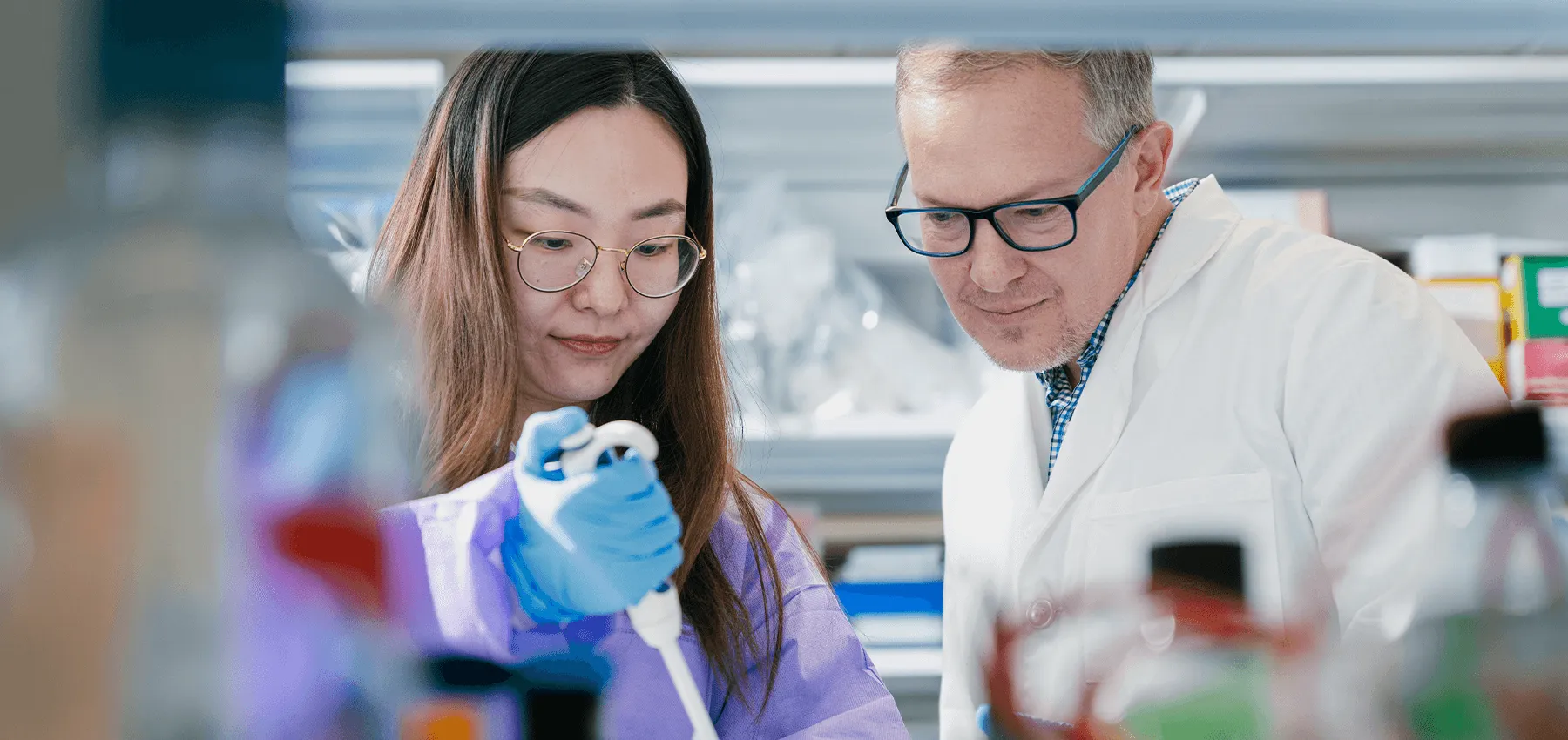 Seth Frietze, Ph.D. mentoring a student. 