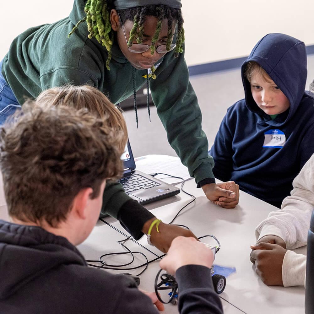 STEM Ambassadors assist students on Discover Engineering Day