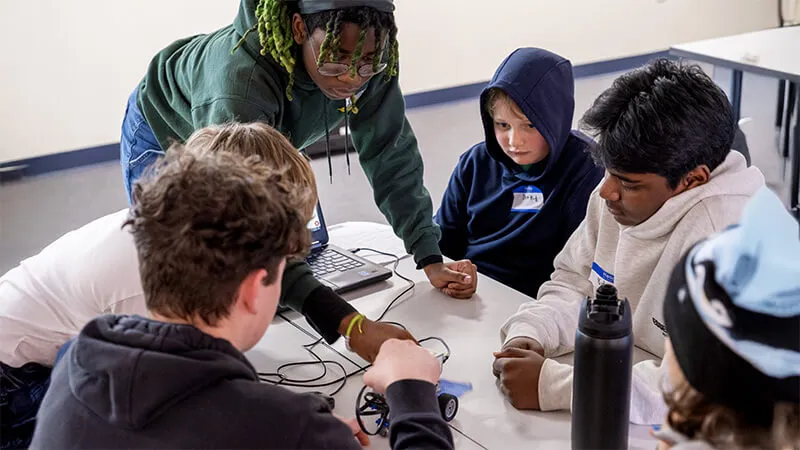 STEM Ambassadors assist students on Discover Engineering Day