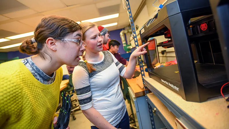 Students are introduced to 3D printers in the CEMS FabLab