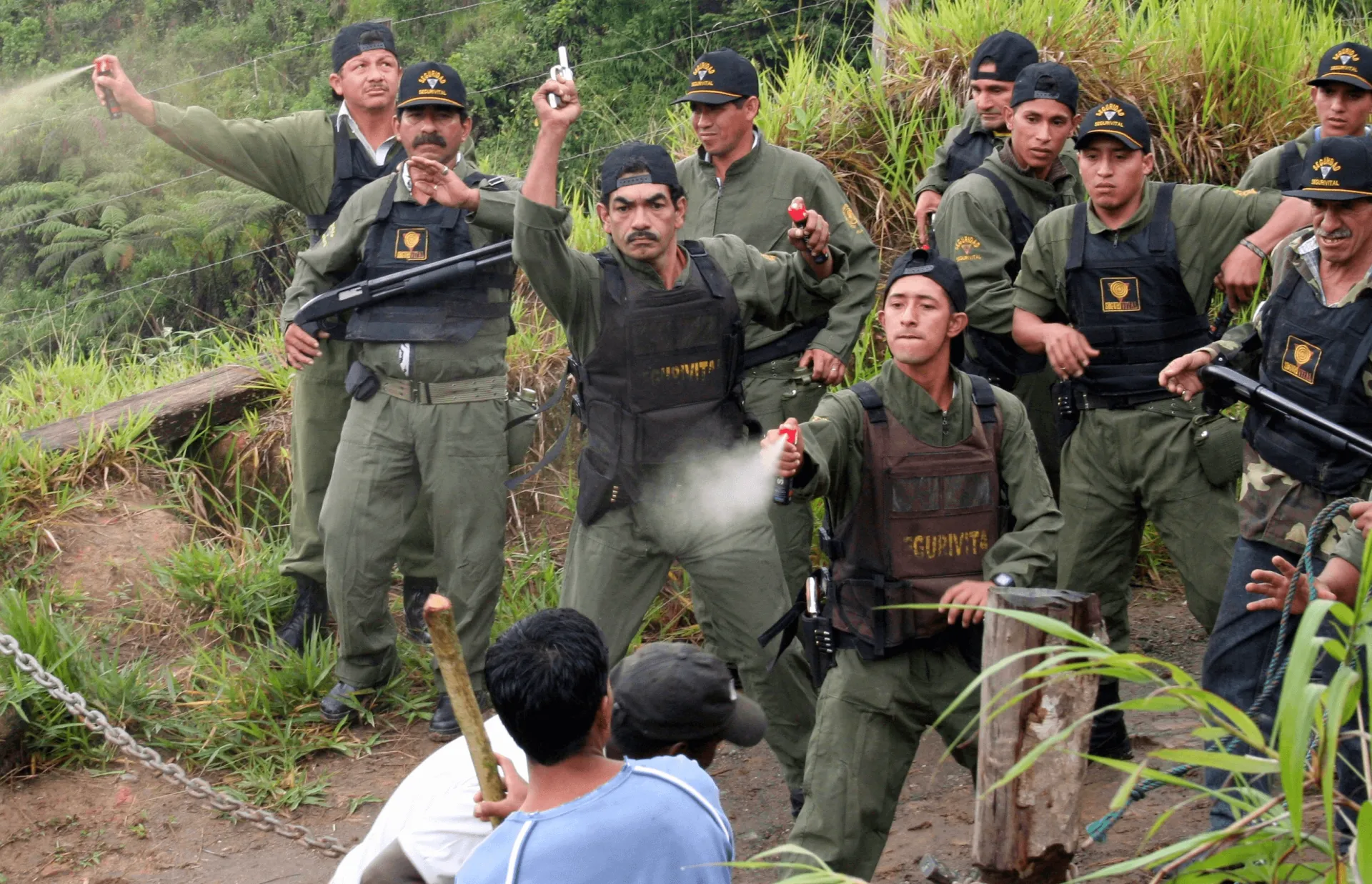 Police spray demonstrators with pepper spray and threaten with guns