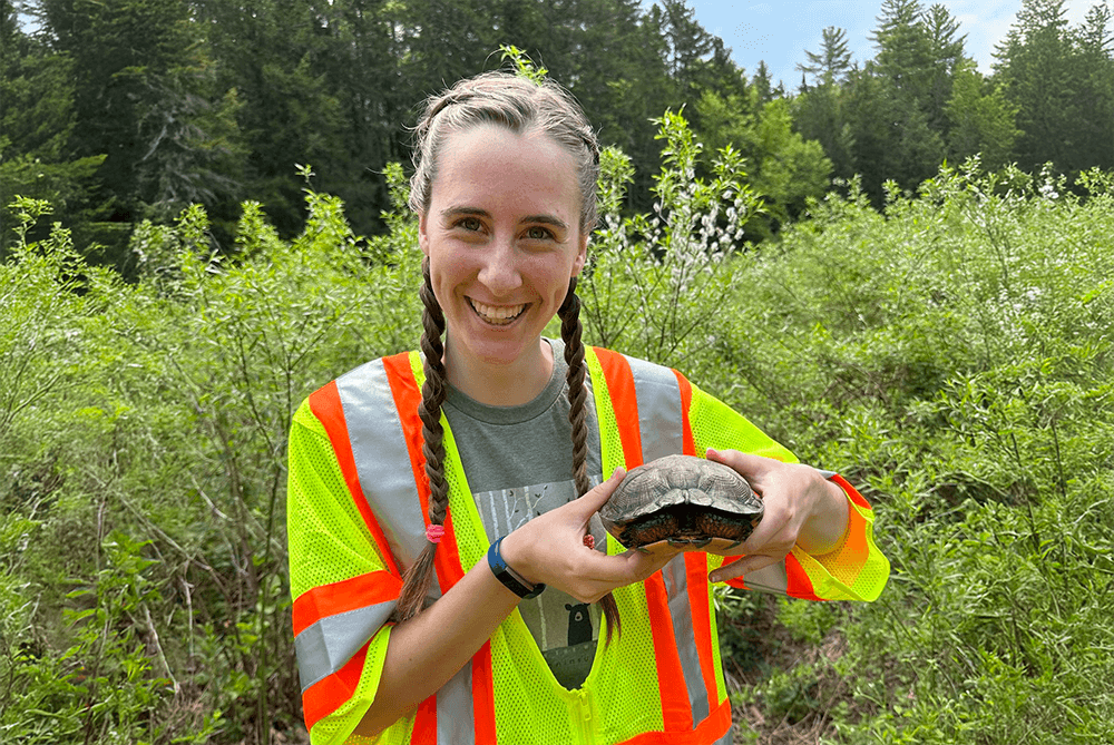 Ruth Petzoldt with a turtle