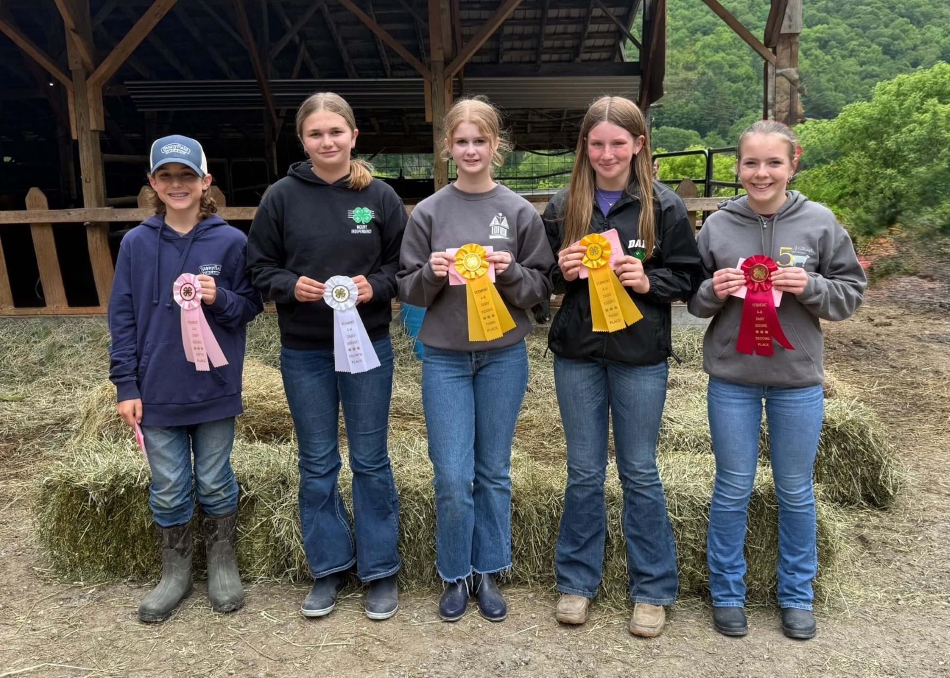 5 4-H'ers holding ribbons