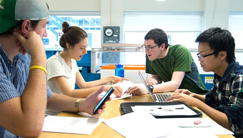 ME students collaborate on a project in the Fluids Lab