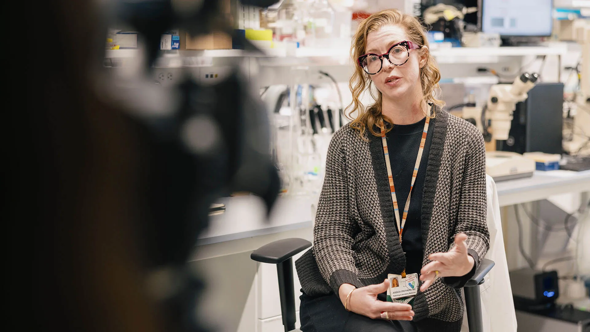 A UVM expert being interviewed by journalists. 