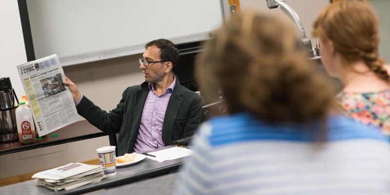 Reporter Eric Lipton with students