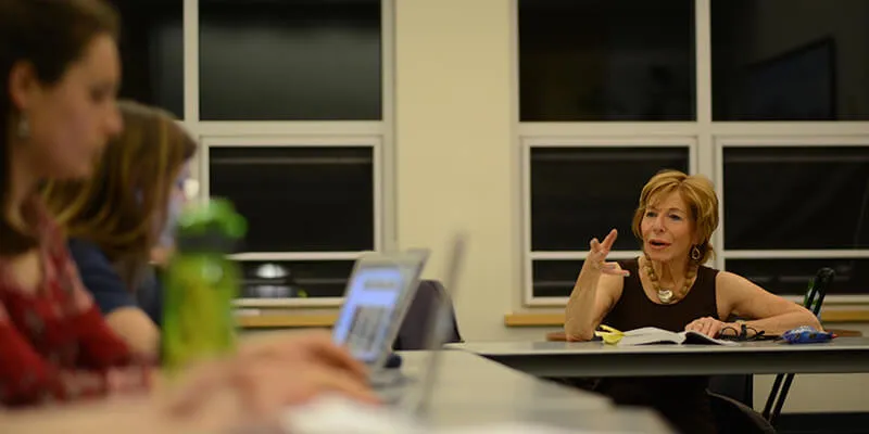 Gail Sheehy speaks to group of UVM students in classroom