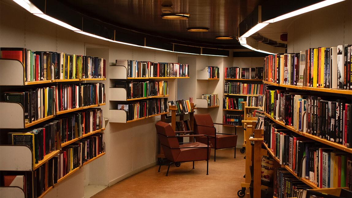library seating area with comfortable chairs