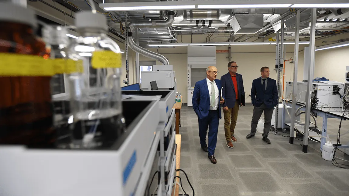 People touring the new Agilent lab