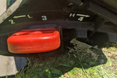 Mechanism on lawn mower to adjust blade height