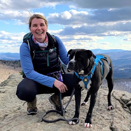 莫莉·罗尔夫和她的狗在佛蒙特州的山顶上。