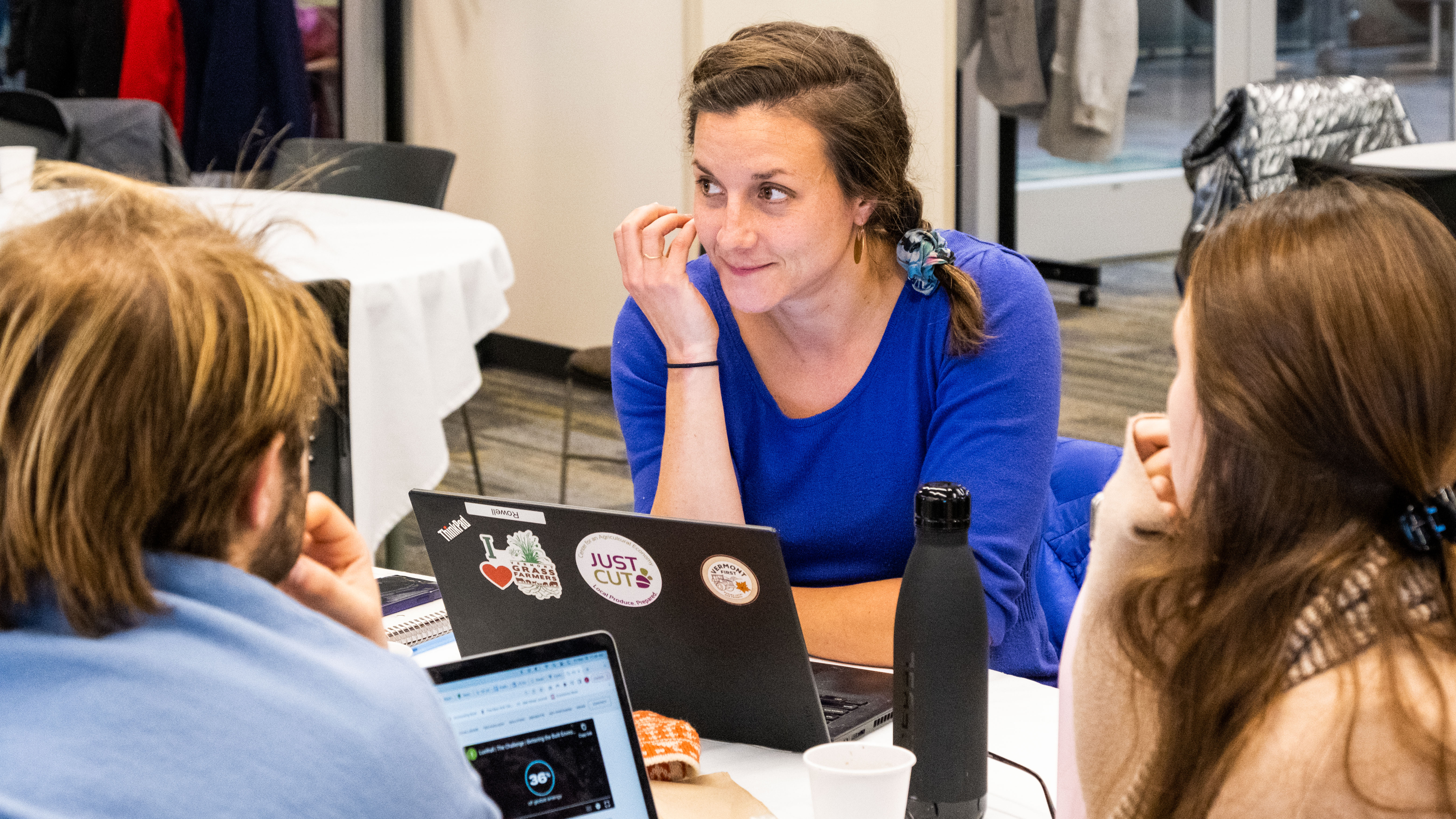 SI-MBA students working at computers