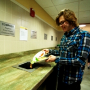 Student scraping plate of food 