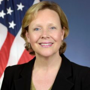 Victoria Hildebrand in front of a flag