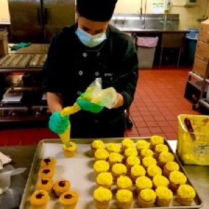baker icing cupcakes